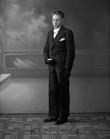 Torsten Johansson Ekäng Kisa
raja
Konfirmationsfoto

raja
Torsten Johansson. Han var gift med en dotter till Sleman från Adlerskog, en syster till Sara och Majlis.
Torsten hade två söner Hans-Lennart och Mats.
Källa: Studiegruppen hembygdsgården 
Nyckelord: Johansson Kisa