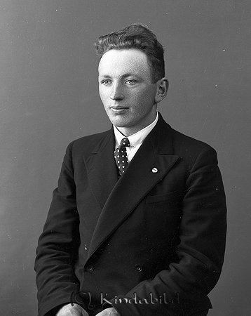 Felix Emilsson Verveln
raja
Man klädd i skjorta slipsa och kavaj 

raja
Felix Emilsson var född 1907 i Norra Vi. Gifte sig med Ingrid född 1917 i Kisa. 1970 bor han med familj i Storebro, död 1991 i Storebro.
Källa: Folkräkning 1970 och Sv dödbok 
Källa: Gerd Pettersson 

Nyckelord: Emilsson Verveln