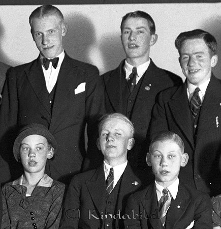 Kisa S.G.K
raja
En samling män och kvinnor klädda i klänningar och kostymer

raja
Främre raden fr vänster Siri Nilsson, Arne Ladde och Allan Nilsson "Al-Joe". Siri och Allan var syskon och barn till "Bromsere.Nisse"
 Bakre raden fr vänster Harry Filipsson, Gunnar Andersson (tog namnet Kölefors) och Tore Johansson
 Källa: Studiegruppen hembygdsgården 
Nyckelord: Kisa S.G.K