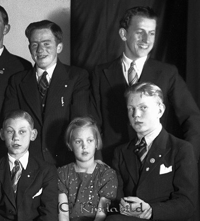 Kisa S.G.K
raja
En samling män och kvinnor klädda i klänningar och kostymer

raja
Främre raden i mitten Rosa Nilsson
 Källa: Studiegruppen hembygdsgården 

Nyckelord: Kisa S.G.K