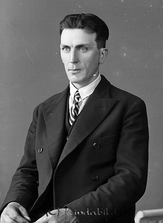 Rick Johansson Östra Lund Ulrika
raja
Man klädd i skjorta slipsa och kavaj 

raja
Knut Rickard Johansson född 1902 i Tidersrum. 1935 var han jordbruksarbetare i Häggebo Östralund Ulrika. Han dog 1970 i Östralund, ogift.
Källa: Församlingsbok Ulrika
Källa: Gerd Pettersson

Nyckelord: Johansson Ulrika