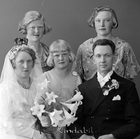 Carl Vångström Holmtebo Valdemansvik
raja 
Brudpar med brudtärnor              

raja
Karl Vångström född 1894 Valdemarsvik gift 1935 med Karin Linnea född 1902 i Västra Eneby.
Källa: Sv Dödbok. 
Källa: Gerd Pettersson 
 

Nyckelord: Vångström Valdemansvik