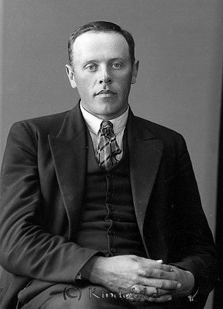 Gustaf Andersson Vinstorp Kisa
raja
Man klädd i skjorta slipsa och kavaj 

raja
Gustaf Andersson född 1901, son till Erik August Andersson född 1854, gift 1894 med Hilda Josefina Magnusson född 1870.
Syskon:
Jenny, Frida, Hilda Maria, Ingrid Matilda, Karl Germund, Knut Hugo.
Källa: Kyrkoarkiv Västra Eneby 
Källa: Gerd Pettersson

Nyckelord: Andersson Kisa