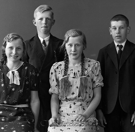 Klass 6 Skjettestorp Skola
raja
Skolfoto

raja
Pojken som står till höger är Henrik Johansson (senare Kindeskog) och flickan som sitter till höger är Sara Boberg (gift Bäck). 
Källa: epowell
Nyckelord: Skjettestorp Skola