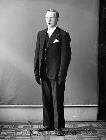 Henrik Boberg Skjettestorp
raja
Konfirmationsfoto

raja
Johan Henrik Boberg född 1919 i Kjettestorp Kisa. Son till Tor Johan Reinhold Boberg och Elin Matilda född Karlsson.
Henrik Boberg drunknade vid badning 1935-07-14 strax efter konfirmationen.
Källa: Födelsebok Kisa och Sv Dödbok 
Källa: Gerd Pettersson

Nyckelord: Boberg Skjettestorp