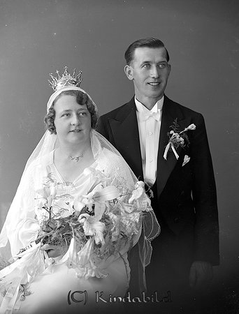 Gustaf Elg Blomfors Horn
raja 
Brudpar            

raja
Gustaf Elg med maka Vanja född Samuelsson. Han var mjölnare i Blomsfors. Vanja var modist och hade modeaffär i Horn och senare i Vimmerby. 
Källa: Gerd Pettersson

Nyckelord: Elg Horn