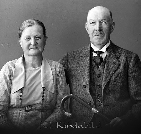 Gottfrid Eklöv Kättilstad
raja
Man och kvinna han klädd i kostym hon i klänning

Nyckelord: Eklöv Kättilstad