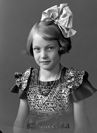Ulla-Britta Pettersson Årteflod Tidersrum
raja
Flicka klädd i klänning och med en rosett i håret

raja
Ulla-Britta född 1927 i Tidersrum, dotter till Ernst Joel Pettersson och Alfrida Isaksson Årteflod. Ulla-Britta gifte sig Osmin och bodde i Linköping.
Källa: Kyrkoarkiv Tidersrum 
Källa: Gerd Pettersson 

Nyckelord: Pettersson Tidersrum
