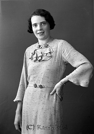 Astrid Jakobsson Eriksborg Kisa
raja
Kvinna klädd i ljus klänning  

raja
Astrid Jakobsson född 1910 i Kisa. Hon gifte sig med Lennart Pettersson som omkom 1963 vid vägbygge i Kisa vid bergsskärningen vägen ut mot Ydre .
Lennart Pettersson var distriktsmästare på skidor och mycket bra fotbollsspelare. Astrid och Lennart bodde i Eriksborg.
De fick sonen Karl-Bertil.
Astrid levde till 1992.
Källa: Studiegruppen hembygdsgården 
Nyckelord: Jakobsson Kisa
