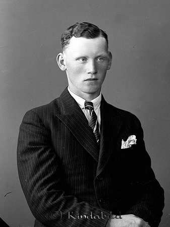 Erik Lindholm Kölefors
raja
Man klädd i skjorta slips och kavaj

raja
Erik Gustaf Henry Lindholm född 1915 i Nykil. gift med Dagmar Viola född 1915 i Västra Eneby. Föräldrar till Sten Åke Lindholm som startade Biltema.
Källa: Studiegruppen hembygdsgården 
Nyckelord: Lindholm Kölefors