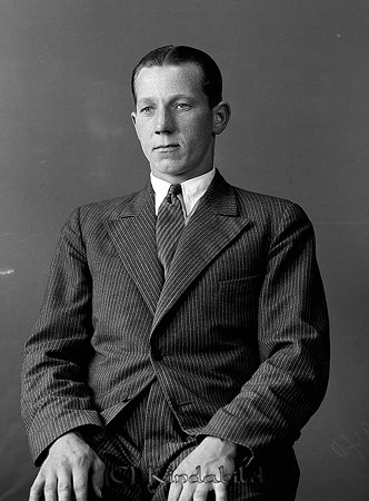 Gunnar Jacobsson Sundsnäs Kisa
raja
Man klädd i skjorta slips och kavaj

raja
Gunnar Jakobsson född 1912, son till Johan Emil Jakobsson Sundsnäs.
Källa: Studiegruppen hembygdsgården. 
Nyckelord: Jacobsson Kisa