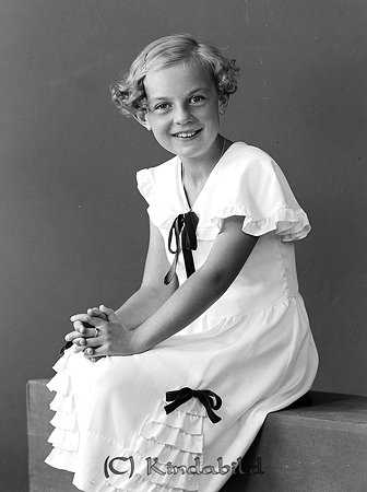 Helena Andersson Sparbanken Kisa
raja
Flicka klädd i ljus klänning med små rosetter på

raja
Helena född 1925 i Linköping. Dotter till bankkamrer Andersson på Kisa Sparbank. Helena gifte sig med Lennart Malmqvist. De fick dottern Karin född 1951. Helena arbetade på Östgötabanken i Kisa.
Familjen bosatte sig senare i Gusta, Grönedegatan 49.
Källa: Studiegrupp hembygdsgården 
Nyckelord: Andersson Kisa