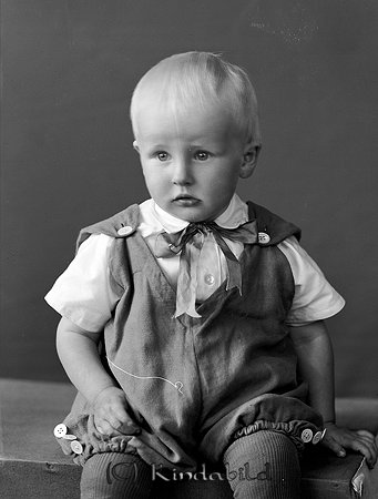Oscar Frode Skogslund Ulrika
raja
Pojke klädd i skjorta och kortbyxor

raja
Kurt Anders Oskar Frode född 1933 i Kjusebo, son till Frans Oskar och Ester Lovisa Frode. Kurt Frode dog 1958 i Bälaryd Jönköpings län.
Källa: Kyrkoarkiv Kisa och Sv dödbok 
Källa: Gerd Pettersson

Nyckelord: Frode Ulrika
