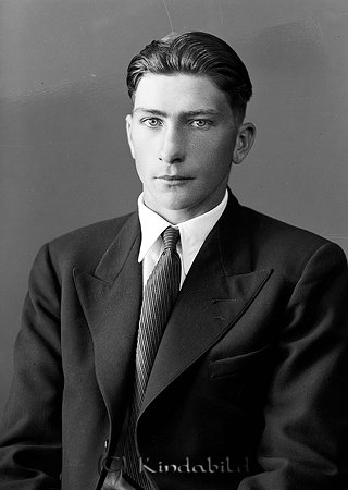 Arne Pettersson Övre Vånga Oppeby
raja
Man klädd i skjorta slips och kavaj
Enligt Folke Pettersson heter mannen på bilden Arvid Pettersson

raja
Karl Arvid Pettersson född 1905 i Hägerstad.
Arrendator i Övre Vånga.
Han var gift med Tyra Maria Johanna Nilsson född 1903 i Kättilstad.
Barn:
Ulla-Britt född 1934
Lennart född 1936
Manne född 1940
Inger född 1942
Arvid Pettersson hade en syster Agda som bodde i Hycklinge.
Dottern Ulla-Britt gifte sig med Lennart Ottosson som var bra skidåkare. De bosatte sig i Åtvidaberg.
Arvid Pettersson tog körkort på "äldre dar" och åkte VW.
Källa: Studiegruppen hembygdsgården och Folkräkning 1940 och 1950. 


Nyckelord: Pettersson Oppeby