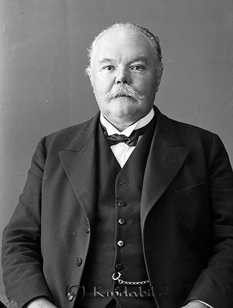Komminister Nils Gustaf Herman Segerstedt Tidersrum
raja
Man klädd i skjorta fluga och kavaj

raja
Nils Gustaf Herman Segerstedt född 1874 i Törnsfall församling.
Präst i Tidersrum. Sveriges sista jordbrukande präst. Han var ogift och dog 1950 i Böle prästgård Tidersrum.
Källa:Studiegruppen hembygdsgården och Sv Dödbok. 
Nyckelord: Segerstedt Tidersrum