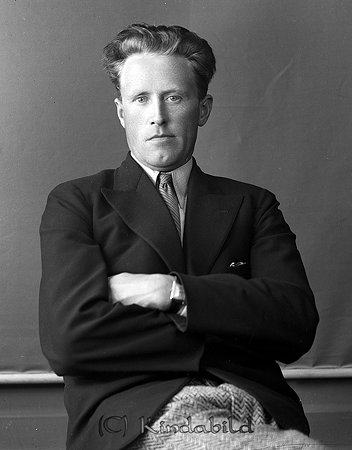 Martin Andersson Storarp Tidersrum
raja
Man klädd i skjorta slips och kavaj

raja
Martin Andersson född 1901 i Storarp Tidersrum. Gift med Astrid i Falla.
Barn: Einar och Maj.
Martin dog 1977 i �?bylund Tidersrum.
Källa: Studiegrupp hembygdsgården och Sv dödbok. 
Nyckelord: Andersson Tidersrum