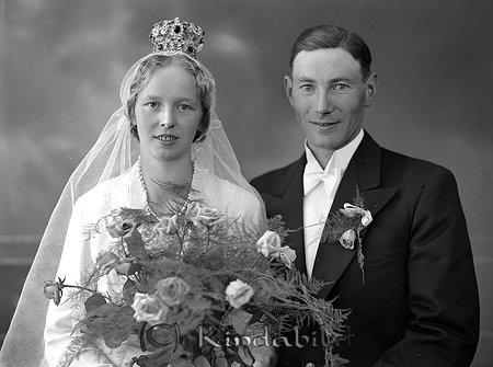 Johannes Ruhlander Slätmon
raja 
Brudpar             

raja
Johannes Ruhlander, född 1905 i Västra Eneby, sågverksarbetare i Västra Eneby och Agnes Karlsson, född 1915 i Tidersrum, hemmadotter från Lottendal under Sundsnäs. De flyttade till Tranås.
Källa: SCB Vigselbok Kisa 
Källa: Gerd Pettersson 

Nyckelord: Ruhlander Slätmon