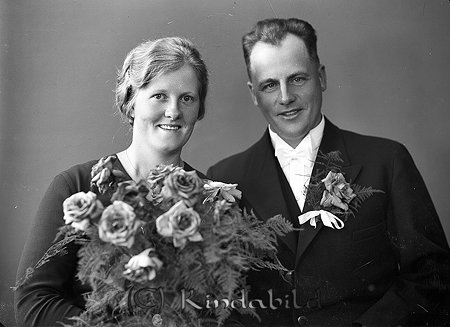 A E Johansson Wiskvarn Norra Vi
raja 
Brudpar            

raja
Byggnadsarbetaren Axel Einar Johansson född 1902 i Norra Vi vigd 1935 med Anna Ingeborg Wiberg född 1911 i Sund.
Vid vigseln bodde båda i Wisskvarn,
Anna Johansson död 1943 i Wisskvarn Norra Vi Einar Johansson död 1985 i Sund.
Källa: Vigselbok Norra Vi och Sv dödbok
Källa: Gerd Pettersson

Nyckelord: Johansson Norra Vi