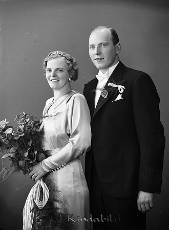Valdemar Brandin Kisa
raja 
Brudpar               

raja
Valdemar och Astrid Brandin. De bodde i Sveahuset Kisa. Två barn Lars-Ove och Karin.
Valdemar arbetade i Kisa Järn-och Redskap som var inrymt i Sveahuset.
Källa: Studiegruppen hembygdsgården. 
Nyckelord: Brandin Kisa