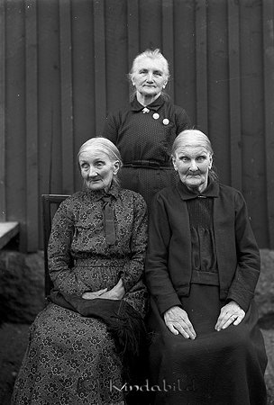 Hulda Åström Aspenäs Horn
raja
Tre äldre kvinnor klädda i mörka klänningar

raja
Hon hette Hulda Åstrand född Svensson 1859-11-13 i Kisa.
 Hon var gift med skomakaren Axel Åstrand född 1854 i Kisa,
 Hulda död 1954 i Skinnarsbo. 
Källa: Studiegruppen Horn 

raja
Hulda står bakom sina systrar Lina och Lovisa. De var döttrar till Sven Eriksson som var 105,5 år när han dog. Han var då äldst i Sverige. Lina och Hulda var gifta med var sin bror Åstrand, Lovisa var gift med August Karlsson.
 Källa: Clifford Gustafsson, Skinnarsbo. 
Nyckelord: Åström Horn