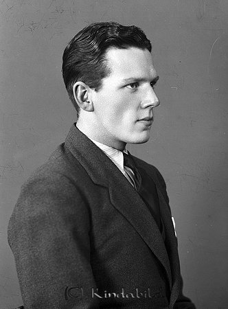 Tore Brandin Kisa
raja
Man klädd i skjorta slips och kavaj

raja
Tore Brandin född 1914 i Kisa gift 1939 med Giggi Lundahl.
Han var musikalisk och spelade trombon.
Drunknade 1969 i sjön Järnlunden vid Viggeby Vårdnäs där de bodde.
Källa: Studiegruppen hembygdsgården 

raja
1940 när sonen Peter föddes bodde de i Norberg Västmanland. 
Källa: Gerd Pettersson

Nyckelord: Brandin Kisa
