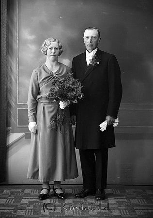 Viktor Alvin Flytthem Horn
raja 
Brudpar  

raja
Viktor Alvin född 1892 i Södra Vi, gift med Gerda Amalia Elisabet född 1901 i Södra Vi. Gerda var dotter till Johan August Oskarsson.
1910 bor Gerdas familj i Ennesbo Kisa socken. De är två söner och sju döttrar. 12 barn föddes i familjen. Systern Elsa Linnea född 1905 var gift Berg och innehade en tid Bergs Manufaktur i Kisa.
Källa: Studiegruppen hembygdsgården 
Nyckelord: Alvin Horn