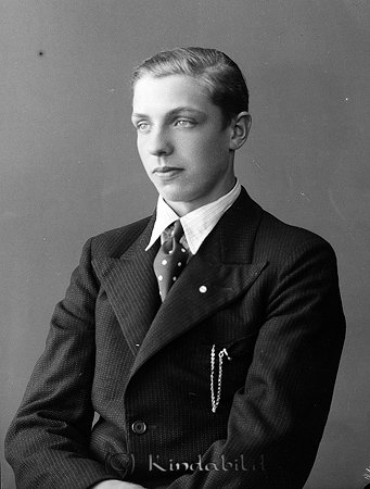 Arne Bergström Brevassa Björkfors
raja
Man klädd i skjorta slips och kavaj

raja
Arne Bergström född 1916, son till Karl Hugo Bergström och Sigrid född Johansson.
 Syskon till Arne var Sture född 1920 och Signhild.
 Sture var gift med Karin Karlsson som var syster till bergsprängare Tore Karlsson i Idhult. 
 1960 bodde Sture och Karin i Kvarnen Björkfors. De hade barnen:
 Anita född 1950
 Lennart född 1952
 Nils-Göran född 1954
 Anne-Catrine född 1958
 Karina född 1960
 Nils-Göran gift med Eva fick en son Kristian Bergström som var skicklig fotbollsspelare.
 Signhild gift med Tage Pettersson
 1950 bodde Arne kvar i Brevassa.
 Gift 1956 med Irma Sofia Andersson född 1919 i Oppeby.
 Barn; Stefan född 1957 i Vånga socken.
 Källa: Folkräkning 1950 och 1960 och Studiegruppen hembygdsgården 

Nyckelord: Bergström Björkfors