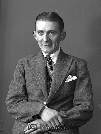 Ebbe Johansson Gustafshem Kisa
raja
Man klädd i skjorta slips och kavaj

raja
Ebbe Johansson Bäckaskog. Född 1910 i Oppeby, gift 1935. Han hade två barn Nils-Inge och Ing-Marie. Nils-Inge omkom 1955 i mc-olycka i Kisa. Ebbe dog 1981 i Kisa.
Källa: Studiegruppen hembygdsgården. 
Nyckelord: Johansson Kisa