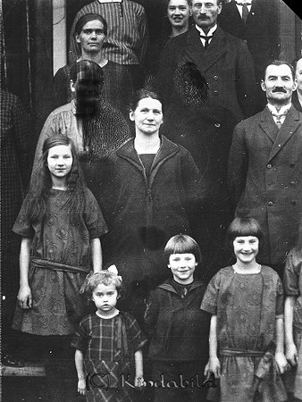 Kindvall Gröninge Hycklinge
raja
Släktträff

raja
Familjen Jonas Kindvall Gröninge. Mellanraden till höger står Jonas Kindvall. 
Källa: Gerd Pettersson 

raja
Brevid Jonas står hustrun och bakom brodern Antonius Kindvall med hustrun Gina. Gina var syster till Liss Rosén i Gummetorp.
Källa: Studiegruppen hembygdsgården. 
Nyckelord: Kindvall Hycklinge