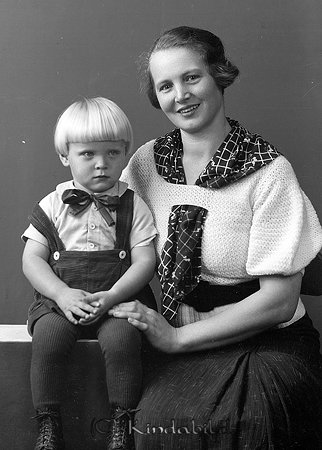Lennart Cassel Forså Kisa
raja
Mor och son

raja
Alvina Cassel med sonen Stig Lennart född 1933 i Linköping. 
Källa: Gerd Pettersson

Nyckelord: Cassel Kisa