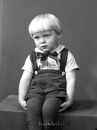 Lennart Cassel Forså Kisa
raja
Pojke klädd i kortärmad skjorta och kortbyxor

raja
Stig Lennart Cassel född 1933, son till Alvina Ingeborg Cassel född 1904 i Malexander. Mor och son kom från Linköping till Kisa 1933. Lennart kom till sin moster Sally gift Zackrisson i Norrstugan Bollkind. Modern Alva kom till familjen Sandberg i Forså.
Stig Lennart tog namnet Nordenmark och bosatt i Stockholm med fru och barn enl Folkräkning 1970
Källa: Kyrkoarkiv Kisa
Källa: Gerd Pettersson

Nyckelord: Cassel Kisa