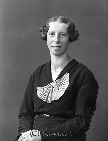 Märta Heimdal Orremåla Horn
raja
Kvinna klädd i mörk kläning

raja
Märta Heimdal född 1917 i Dalhem församling. Tjänarinna i Orremåla 1935.
Hon gifte sig senare med Göte Landin född 1908 i �?rtomta församling.
De bosatte sig i Högliden Askeby församling.
Källa: Folkräkning 1970. 
Källa: Gerd Pettersson 

Nyckelord: Heimdal Horn