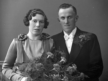 Josef Johansson Kisa
raja 
Brudpar               

raja
Josef och Maria Johansson. Josef född 1906 kom från Bäckfall nära Gäddefall. Fadern till Josef byggde Solhill i Kisa.
Josef arbetade på Forså Pappersbruk. De fick en dotter som hette Ulla. Maria var syster till Alva som gifte sig 1958 med C G Lindqvist. Josef omkom vid en mopedolycka vid utfarten mot Linköping 1976.
Källa: Studiegruppen hembygdsgården 
Nyckelord: Johansson Kisa