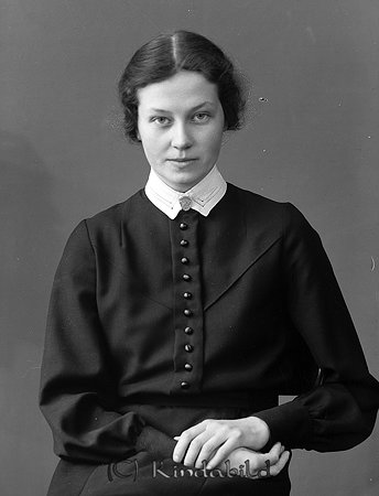 Frida Fall Hägerstad
raja
Kvinna klädd i mörk kläning med ljus krage

raja
Frida Fall var dotter till Gottfrid Fall Årteryd Hägerstad. Hon var sjuksköterska. Hon var född 1912 och gift Reuterbrandt. Hon kom att bo i Linköping och dog 2002.
Källa: Studiegruppen hembygdsgården och Sv Dödbok. 
Nyckelord: Fall Hägerstad