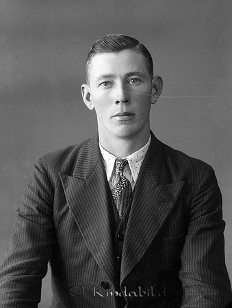 Hugo Pettersson Grönede Kisa
raja
Man klädd i skjorta slips och kavaj

raja
Hugo Pettersson (1909-1988) var byggmästare i Kisa. Han kom från Grönede och var halvbror med Karin gift Wallin.
Hugo var gift med Anna som kom från Offerdal i Jämtland.
De hade flickorna Gudrun och Eva. De hade hus på Bergstogen 13 Kisa.
Källa: Studiegruppen hembygdsgården 
Nyckelord: Pettersson Kisa