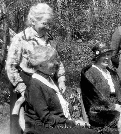 Ehrengranath Kisa
raja
En samling mäniskor ute i en trädgård

Nyckelord: Ehrengranath Kisa