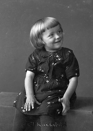 Flickan Kindman Glasbäcken
raja
Flicka klädd klänning med små blommor på

raja
Gunhild Marianne Kindman Slutet, Glasbäcken, dotter till Folke och Anna född Andersson Hopängen Rummemåla.
Källa: Ally dotter till Helge och Thyra Kinnman. 
Nyckelord: Kindman Glasbäcken