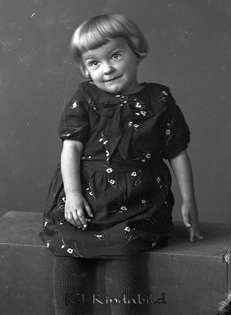 Flickan Kindman Glasbäcken
raja
Flicka klädd klänning med små blommor på

raja
Gunhild Marianne Kindman Slutet, Glasbäcken, dotter till Folke Kindman och hans hustru Anna född Andersson Hopängen, Rummemåla.
Källa: Ally Axelsson Yxsmedshult, kusin till Marianne. 
Nyckelord: Kindman Glasbäcken
