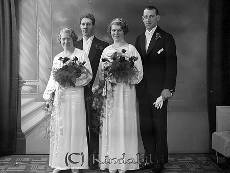 Herbert Rosenlund Linköping
raja
Dubbelbröllop

raja
Brudparet till vänster är Siri och Ragnar Karlsson och till höger Siris syster Maria och Herbert Rosenlund. 
 Systrarna kom från Sjövild Kisa. 
 Siri och Ragnar fick barnen Börje och Britt.
 Britt gifte sig med Bertil Samuelsson och fick pojkarna Börje och Tore.
 Källa: Studiegruppen hembygdsgården 
Nyckelord: Rosenlund Linköping