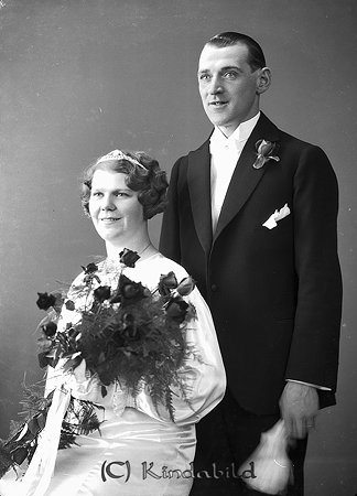 Herbert Rosenlund Linköping
raja 
Brudpar 

raja
Herbert Rosenlund och Hildur Maria Karlsson båda från Linköping domkyrkoförsamling. Vigda 19 okt 1935 i Kisa av David Myrgård. 
Källa: Gerd Pettersson 

Nyckelord: Rosenlund Linköping
