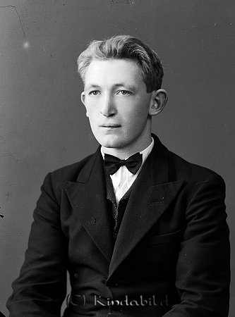 Gustav Nilsson Orremåla Horn
raja
Man klädd i skjorta slips och kavaj

raja
Gustav Nilsson blev poet. Han levde ett enkelt liv i en skogskoja. 
Källa: Gerd Pettersson 

Nyckelord: Nilsson Horn