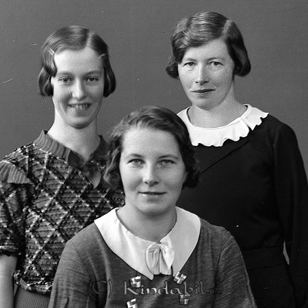 Vera Hallberg Kisa
raja
Tre kvinnor klädda i klänningar

raja
Längst fram Britta Kristoffersson och t h Karin gift med David Karlsson och t h Vera Hallberg. 
Källa: Gerd Pettersson 

Nyckelord: Hallberg Kisa