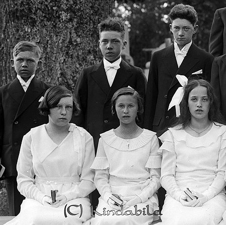 Konfirmander Horn Kyrka
raja
Konfirmationsfoto 

raja
Främre raden fr vänster Ester Gustavsson fr Skinnarsbo, Agnes Karlsson, Valla och Aina Westerling St Flarka 
Bakre fr vänster Folke Karlsson Strömsnäs, Einar Larsson Hökhult och Harry Eriksson �?bo
Källa : Kinda socknarna Horn och Hycklinge 
Källa: Gerd Pettersson


Nyckelord: Konfirmander Horn