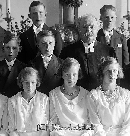 Konfirmander Tidersrum Kyrka
raja
Konfirmationsfoto 

Präst är Segerstedt
Nyckelord: Konfirmander Tidersrum