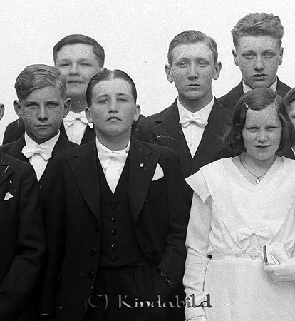 Konfirmander Kisa Kyrka
raja
Konfirmationsfoto 

raja
Främre raden nr 2 från vänster Sven Kindestam och nr 2 från höger Ossian Johansson Mjölsefall.
 Källa: Studiegruppen hembygdsgården 
Nyckelord: Konfirmander Kisa
