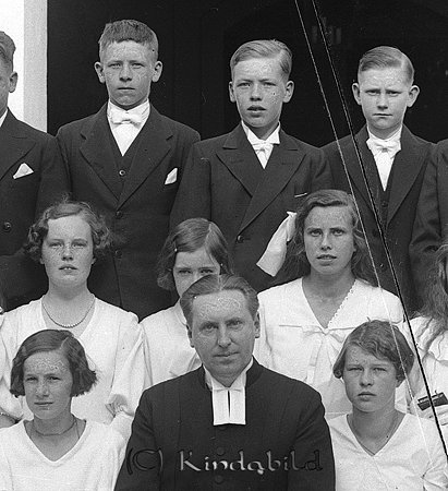 Konfirmander Kisa Kyrka
raja
Konfirmationsfoto 

Prästen är Myrgård

raja
Andra raden till vänster Marianne Jonsson (Ko-Valles dotter) och till höger Gunhild gift Fransson.
 Källa: Studiegruppen hembygdsgården 
Nyckelord: Konfirmander Kisa