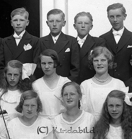 Konfirmander Kisa Kyrka
raja
Konfirmationsfoto 

raja
Främre raden till höger Anna Jakobsson, bror till Erik Jakobsson på samma bild.
 Andra raden till vänster Majbritt Svensson gift Sigvard Jakobsson och till höger Maja Brandt.
 Tredje raden till höger Karl-Erik Svensson, Killingevid bror till Majbritt.
 Källa: Studiegruppen hembygdsgården 
Nyckelord: Konfirmander Kisa