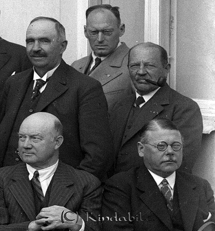 raja
Främre raden till höger landsfiskal Bengt Hjalmar Holmqvist född 1882 i Hycklinge. Ordförande i Kisa municipalsamhälle och ordförande i direktionen för Kisa länslasarett.
Källa : Porträttgalleri �?stergötland 1937. 
Källa: Gerd Pettersson


