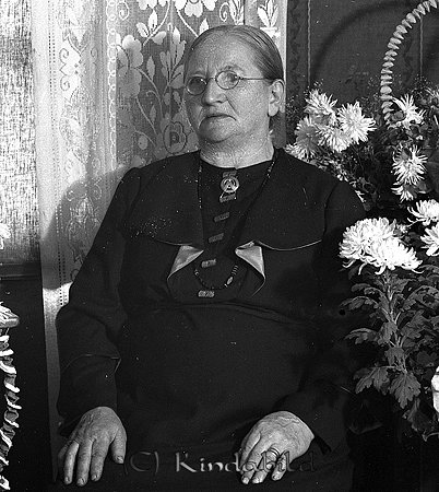 Fru Carlsson Lönningsborg Kisa
raja
Kvinna omgiven av blommor

Nyckelord: Carlsson Kisa
