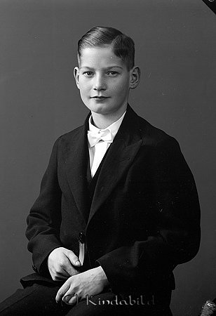 Bertil Pihl Kisa
raja
Konfirmationsfoto

raja
Bertil Pihl född 1920 i Kisa var son till polisen Pihl i Kisa.
Bertil var gift med Anna född 1911 i Virserum 
Källa: Gerd Pettersson

Nyckelord: Pihl Kisa